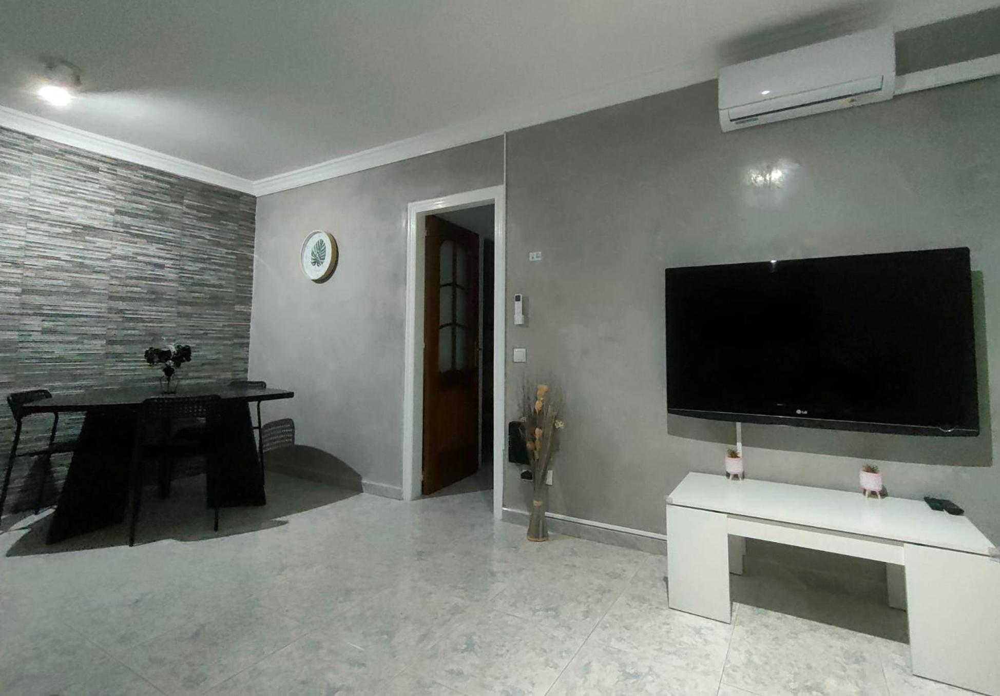 El Piso Espacioso Un Grupo De Amigos Apartamento *