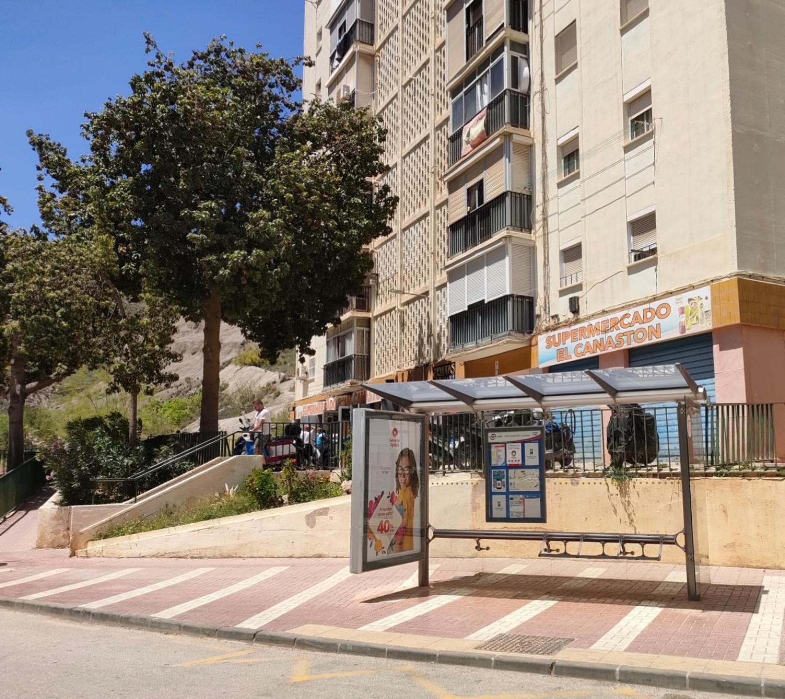 El Piso Espacioso Un Grupo De Amigos Apartamento *